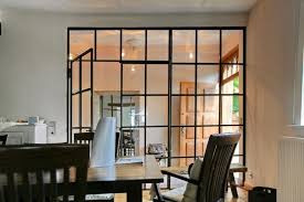 Wie Fruher Glastrennwand Im Industrie Look Glastrennwand Geschafts Und Buroarchitektur Dachboden Wohnzimmer