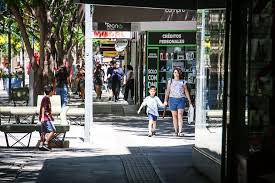 Pocos se animaron a salir de compras este domingo al centro sanjuanino. Fue un día atípico para los sanjuaninos. No todos los locales abrieron sus puertas. Estos son los horarios del comercio