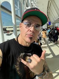 Derek Mungons's Instagram, Twitter & Facebook