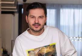 Meghan markle a primit o lectie dura de la kate middleton. Liviu Varciu È™i A Schimbat Complet Look Ul Cum A ReacÈ›ionat Fiica Lui Cea MicÄƒ Atunci Cand L A VÄƒzut Video Spynews Ro