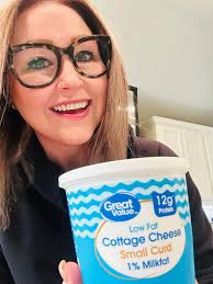 What sweet foods can be mixed with cottage cheese?