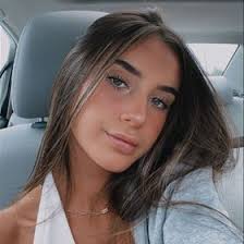 Elizabeth Oller's Instagram, Twitter & Facebook