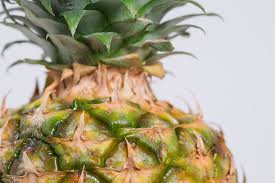 Si vous souffrez de l'une de ces pathologies ou des deux. On Aurait Tout Faux Voici La Maniere Correcte De Manger L Ananas