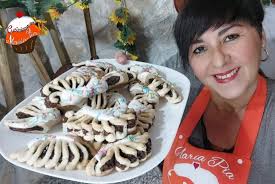 Buongiorno 😍 A casa mia ogni anno è tradizione prepararli almeno 2 volte,  la dispensa profuma di bontà e continua tentazione 😁 Biscotti con i fichi,  meglio conosciuti come BUCCELLATI SICILIANI 😋