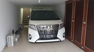 Gambar garasi mobil depan rumah lahan sempit. 21 Gambar Mobil Banyak Di Depan Rumah Paling Populer Lingkar Png