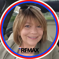 Free walk-through aquarium at Cabella's Dundee