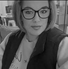 Let's talk about Holly, a seasoned stylist with a decade of experience. Her  area of expertise lies in crafting the ideal blonde look, utilizing  techniques such as Balayage, Babylights, and Sunkissed Face