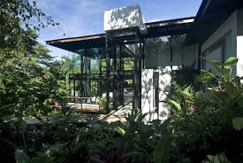 Desain rumah ini terinspirasi dari gaya arsitektur tradisional dari indonesia. 10 Desain Rumah Tropis Modern Yang Unik Menakjubkan