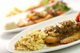 Jager Schnitzel Mit Spatzle Und Gemischtem Salat Jager Schnitzel With Salad Spatzle German Cuisine German Food Food