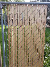 These type of chain link fences fillers are made in robust material and come in a variety of designs. Cedar Fence Slats For Chain Link Fence First Home Renovation Muros Divisores Casas Pequenas Y Casas Modernas