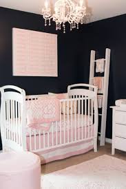 Einrichtung Kunderzimmer Ideen Baby Madchen Rosa Bett Weiss Gestaltung Ideen Schwarze Wand Rosa Und Babyzimmer Kinderzimmer Ideen Fur Madchen Kinderschlafzimmer