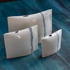 Cette Vasque De Porcelaine Sculpturale Est Grande Et Mince Parfait Pour Les Appuis De Fenetre Et De Petites Etageres Il E Bud Vases Raku Pottery Ceramic Clay