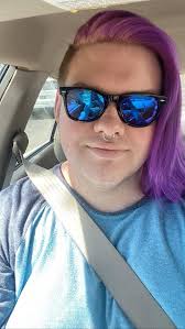 È viola! Ho usato il kit di schiaritura Good Dye Young (con candeggina a 25  volumi) e la loro tinta per capelli ppl eater : r/FancyFollicles