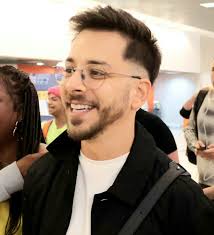 Junior Lima atende fãs em primeira aparição após mandar recado de apoio à  Sandy por separação