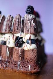 175 grad für etwa 30 minuten fühlt er sich im ofen wohl. Saftiger Schokokuchen Mit Vanillecreme Und Frischen Beeren Marion S Kaffeeklatsch