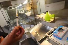 Réunion publique mercredi soir dans la mairie du 10e pour présenter le projet de salle de consommation (de drogue) à moindre risque, une elles sont venues à la réunion de concertation pour clamer leur opposition : Salles De Shoot A Paris Il Faudra Patienter Radio1 Tahiti