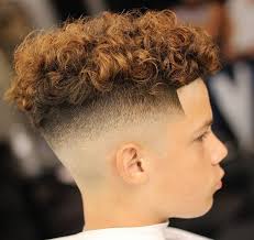 Kinderfrisuren Jungs Mit Locken Undercut Rasiert Seite Oben Lang Kinder Kinderfrisuren Herrenhaarschnitt Kinder Frisuren