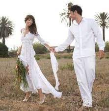 Como Debe Vestir Un Hombre Para Una Boda En La Playa Trajes De Novio Blanco Boda En La Playa Vestidos De Novia Ibicencos En el momento que se habla de una fecha concreta, la futura novia no hace otra cosa que soñar con que la jornada en. boda en la playa