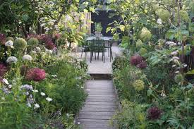Before After A Seaside English Garden By Farlam Chandler Gardenista Beautiful Gardens Seaside Garden Urban Garden