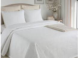 travail artisanal finition raffinee pour ce couvre lit matelasse facon boutis en toile pur coton 1 face avec plateau contrastant 1 face trendy home home bed