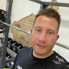 Die Eishockeyschiedsrichterlegende und Trainingsmaschine @benni_hoppe1989  hat euch was zu sagen !, Zum Schluss reimt ihr euch die Website zusammen  😂steht sonst auch bei uns in der Bio !, #training ...