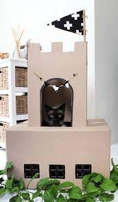 Natuurlijk weten we allemaal dat katten hun nagels gebruiken om hun territorium te markeren. 20 Diy Cardboard Cat House Ideas Cardboard Cat House Cat House Diy Cat House Plans