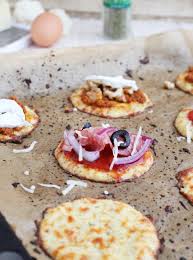 Zweierlei Blumenkohl Pizza Mit Wow Effekt Kuchendeern Blumenkohl Pizza Blumenkohlpizza Low Carb Lecker