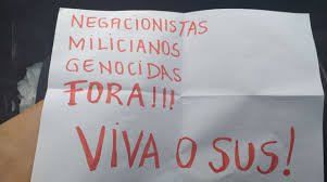 A atriz fez cartaz com foto. Psicologa E Impedida De Receber A Vacina Em Porto Alegre Segurando Cartaz Com Palavras De Protesto Sul 21