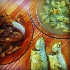 Dihidang dengan nasi putih sebagai menu makan siang. Zeti Hafiza Stories Resipi Singgang Daging Kak Pis Terengganu Celup