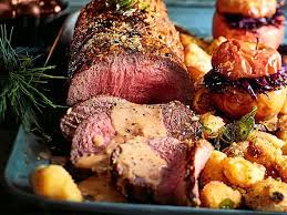 Gewurz Roastbeef Mit Knodelnockerln Rezept Lecker Rezept Roastbeef Rezepte Weihnachtsessen Mit Fleisch