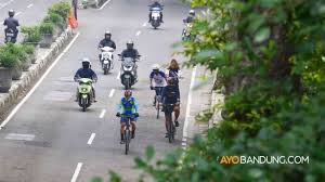 Kao indonesia chemicals sudah tidak asing lagi. Lagi Asyik Gowes Di Dago Pesepeda Dibubarkan Polisi Suara Jabar