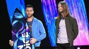La formation du charismatique adam levine est actuellement en suisse sous la houlette de robert john mutt lange. Maroon 5 S Sixth Album Out In November 2017 Watch Announcement Directlyrics