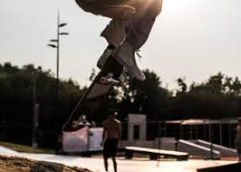 Skaters, rolschaatsers, bmx'ers en freerunners, iedereen is welkom in het gentse skatepark. Skatepark Blaarmeersen Gent Visit Gent