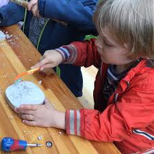 Diy Ein Dino Ausgrabungsset Selber Machen Kinder Dinosaurier Dinosaurier Kindergarten Und Schatzsuche Kinder