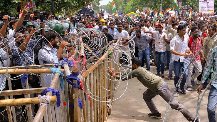 Tear Gas Fired As Students Breach Barricades & Approach Jharkhand Assembly Premises