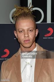 Klara Söderberg and Johanna Söderberg of First Aid Kit arrive at The...  Fotografía de noticias