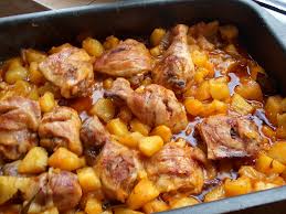 Sincer, cred că această caserolă iese mai savuroasă cu pulpe de. Cartofi Cu Carne De Pui Condimente Si Cimbru La Cuptor