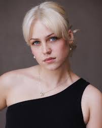 Lola Mcleod's Instagram, Twitter & Facebook