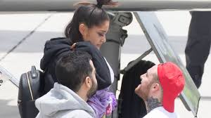 Ariana grande and mac miller kiss in restaurant amid dating rumours. Ariana Grande Spotted For First Time Since Manchester Attack Singer In Tears With Mac Miller Youtube
