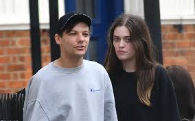„die bibel und „anne with an e. Louis Tomlinsons 18 Jahrige Schwester Felicite An Herzinfarkt Gestorben