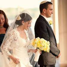 Modern Twists On Popular Jewish Wedding Traditions Jewish Wedding Traditions Jewish Christian Wedding Jewish Bride