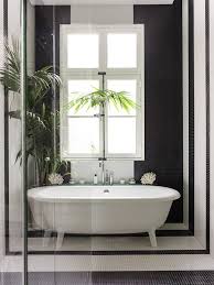 Visite Deco Pied A Terre Parisien Entre Modernisme Et Classicisme Amenagement Appartement Renovation Salle De Bain Salle De Bain Minimaliste