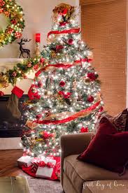 Red and gold christmas decorations. Quick Easy Tips For Christmas Tree Decorating