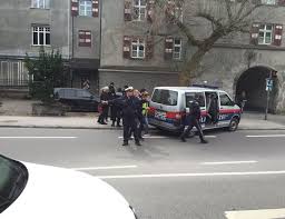 Dabei gingen die beiden täter raffiniert und zielstrebig vor. Bankuberfall Mit Geiselnahme In Feldkirch Passant Stellt Tater Ein Bein Feldkirch Vol At
