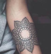 19 Gambar Tato Di Kaki Batik 20 Bagian Elegan Di Tubuhmu Yang Keren Untuk Digambari Tato Source Www Fimela Com 90 Di 2020 Wanita Bertato Tato Geometris Tato Lucu