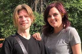 A while back the daring young woman had her hair cut extremely short and she looked gorgeous. Bear Brown S Ex Raiven Adams Claims Alaskan Bush People Is Fake No One In The Brown Family Gets Along The Ashley S Reality Roundup