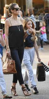 Nachwuchsmodel leni klum zeigt auf instagram viel nackte haut. Heidi Klum Goes Shopping With Lookalike Daughter Leni 12 Heidi Klum Trendy Summer Outfits Girl Fashion
