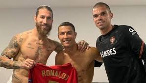 Cristiano ronaldo es el gran protagonista. Cristiano Ronaldo En Real Madrid El Intercambio De Camisetas Con Sergio Ramos Tras El Espana Vs Portugal Nczd Futbol Internacional Depor