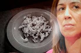 A Vidal no le bastan las garrafas que matan, también sirve comida podrida  en los comedores escolares