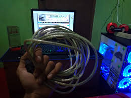 Cara memperkuat sinyal wifi yang lainnya adalah dengan memposisikan antenna router secara tegak lurus, diyakini hal ini merupakan salah satu metode penguat sinyal wifi yang ampuh. Cara Ampuh Memperkuat Sinyal Internet Mbah Hanif